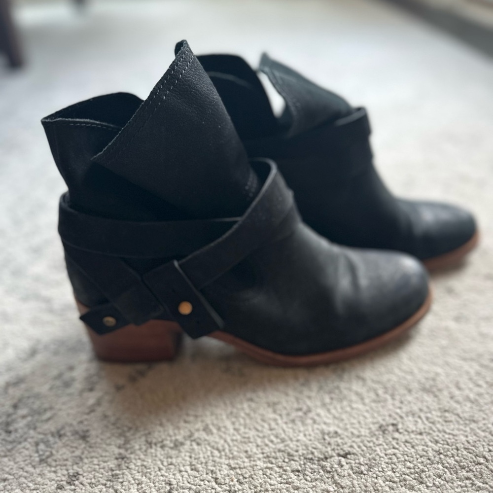 Ugg Black Nubuck leather Ankle Boots